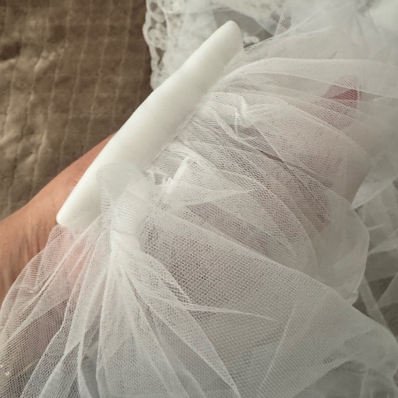 Elegant Ivory Lace Wedding  Veil - Picture 6 of 6